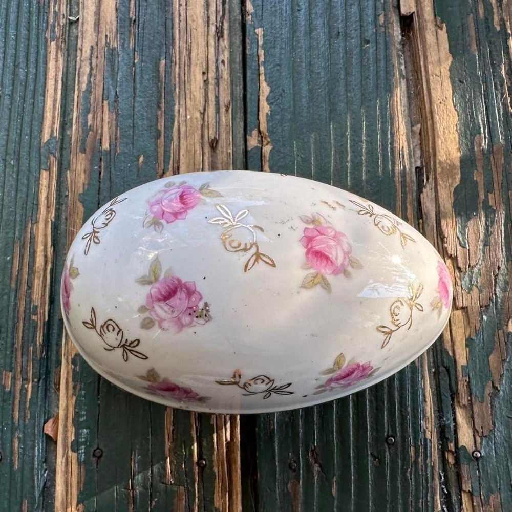 Porcelain egg with floral‎ design trinket dish